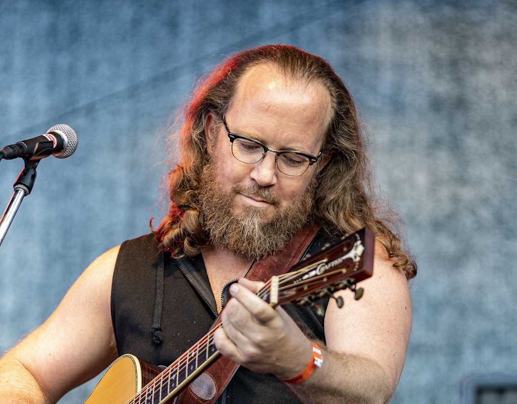 Axel Stiller mit Gitarre auf der Festivalbühne
